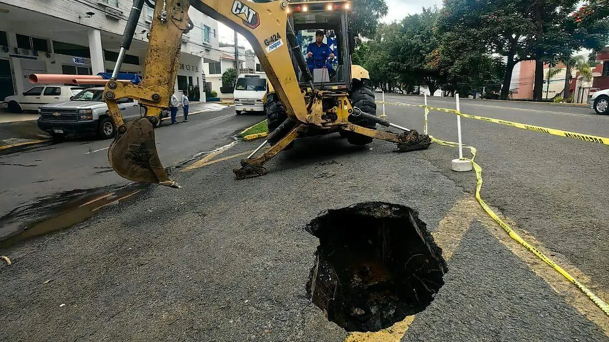 Socavón en la avenida Camelinas